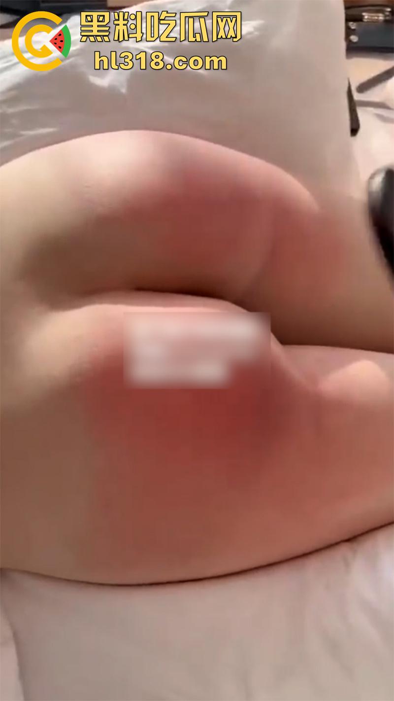 高颜值翘臀母狗，被调教打屁股虐阴合集，自愿当公交车被人轮流操，抽奶扇耳光抽到起飞，淫水都淌拉丝了！-10