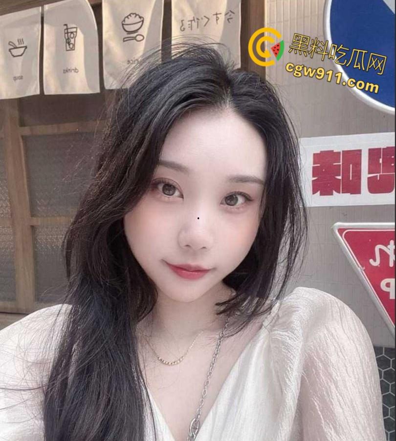 浙江舟山新婚人妻【胡娜】，少妇口活就是好，床上各种姿势深喉口交，穿着开档丝袜被暴力抽插骚穴！-1