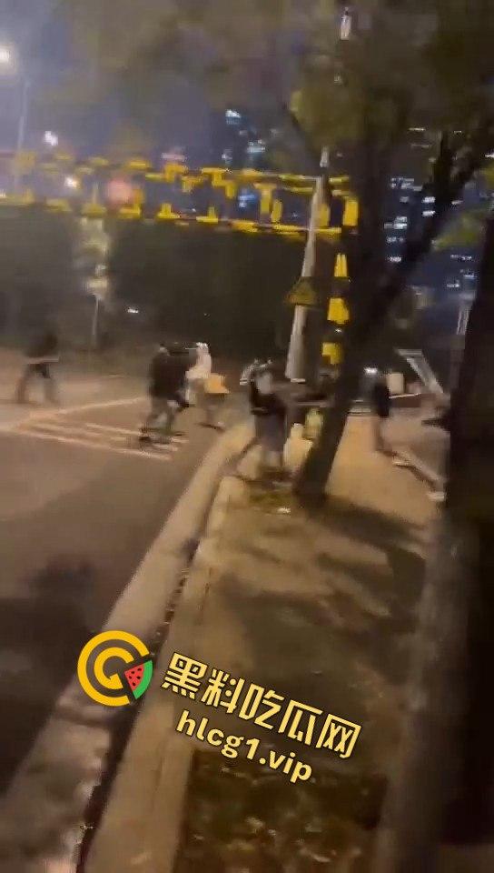 长沙婚庆公园惊现激烈群殴！精神小伙上演街头版“古惑仔”-2