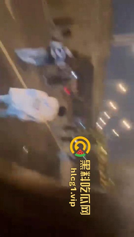 长沙婚庆公园惊现激烈群殴！精神小伙上演街头版“古惑仔”-7