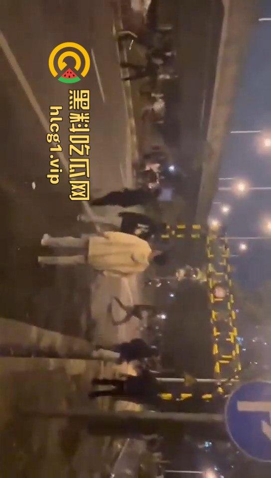 长沙婚庆公园惊现激烈群殴！精神小伙上演街头版“古惑仔”-10