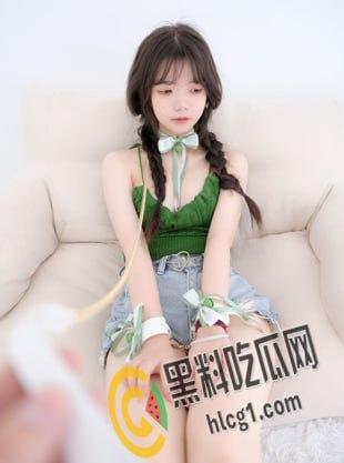 紧急企划 极品萝莉嫩妹 奶昔 喷血定制 日常绿背心 超级粉嫩的一线天白虎鲍鱼 看的口水直流-3