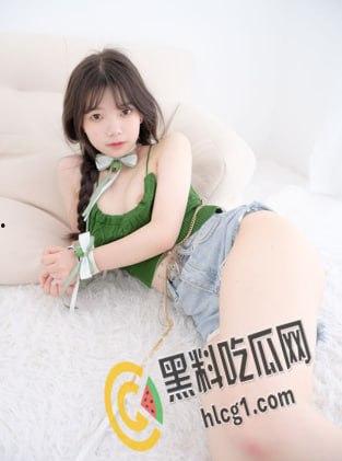 紧急企划 极品萝莉嫩妹 奶昔 喷血定制 日常绿背心 超级粉嫩的一线天白虎鲍鱼 看的口水直流-4