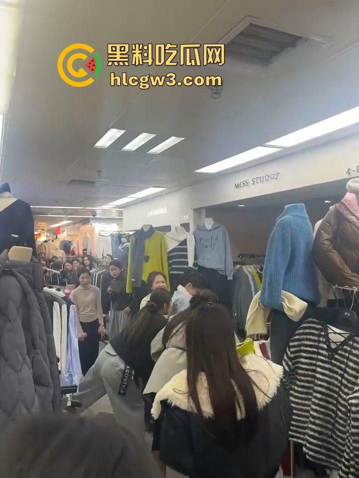 广州沙河服装城大乱斗！多名女子档口互撕，姐妹们龙虎斗，场面劲爆骂声不断！-9