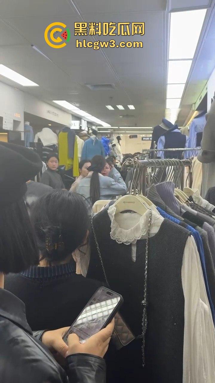 广州沙河服装城大乱斗！多名女子档口互撕，姐妹们龙虎斗，场面劲爆骂声不断！-10