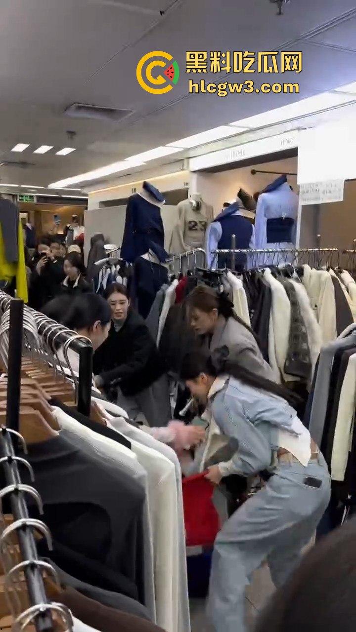广州沙河服装城大乱斗！多名女子档口互撕，姐妹们龙虎斗，场面劲爆骂声不断！-11