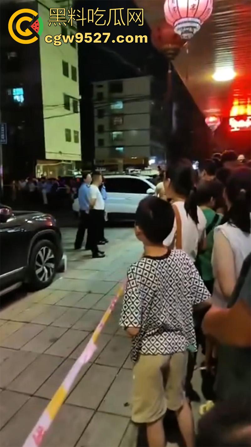 1200元引发杀身之祸，湖南新化梦梅街，一名宝马车主因不还钱，最终被人当街杀死，当老赖下场真惨啊！-3