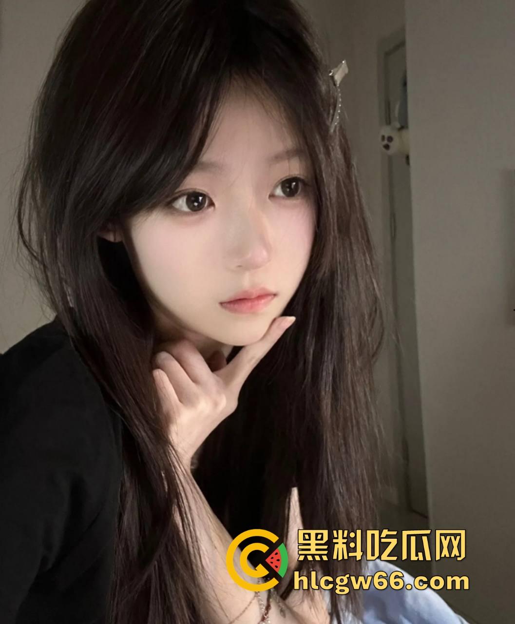 帝都5000买双飞两个学生妹轮番上阵伺候，干累了还能换口味，轮流骑互舔逼伺候得像皇帝爷！-5