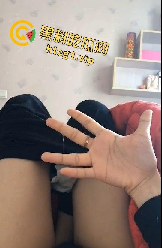 小少妇掰着B拍视频勾搭别人，私密自拍被无情曝光，网友纷纷围观！-9