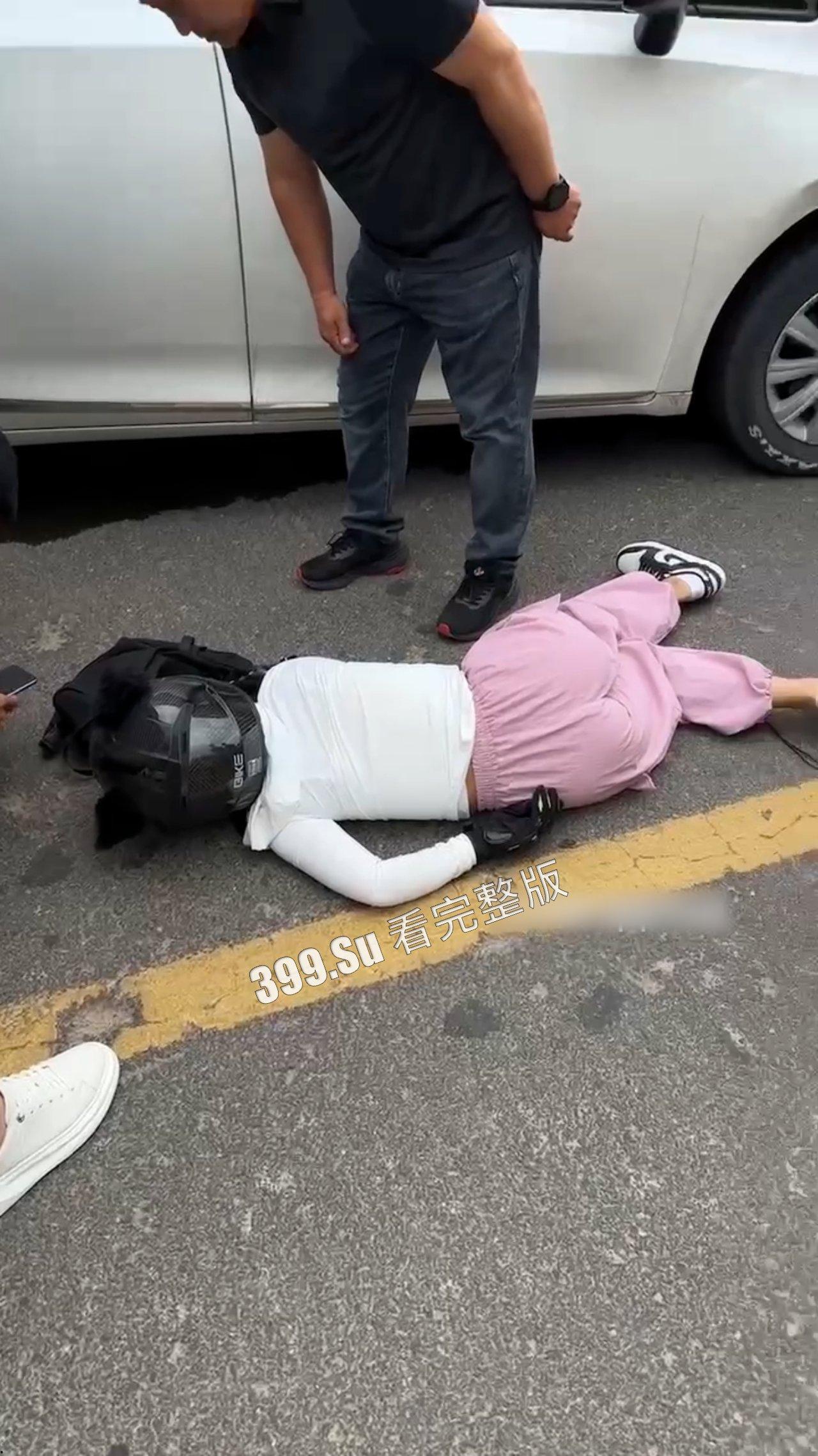 车祸现场  最近骑士们的运气可不太好，摩托车可遭老罪了-2