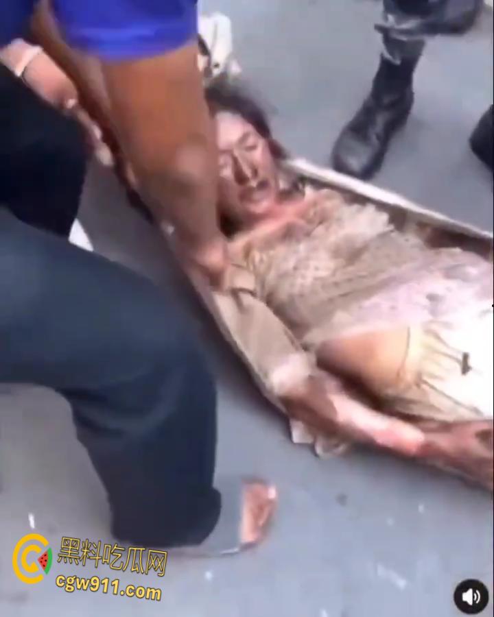 尼泊尔突发暴乱，前总理妻子在家中被民众放火烧死，财政部长被游街拖行，并被赶入河中殴打 ！-5