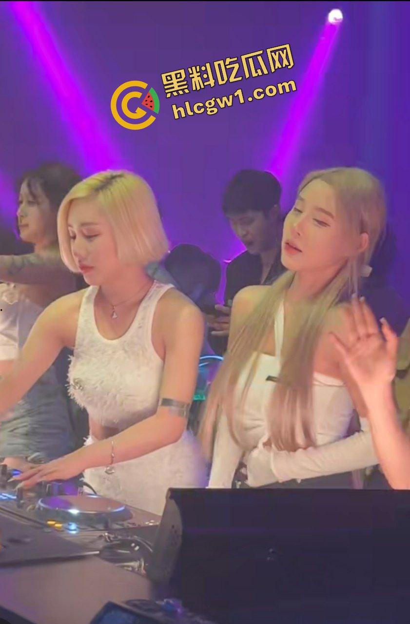 抖音重庆奥斯卡酒吧反差舞女【沈津津】下班回家发骚 全裸自拍洗澡搓奶 独家流出！-3