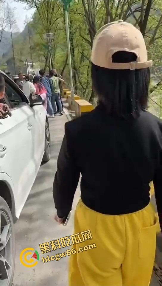 汉中勉县龙湾景区惊现社会姐持械现场,这家伙手里的不是传说中的真理吗?-2