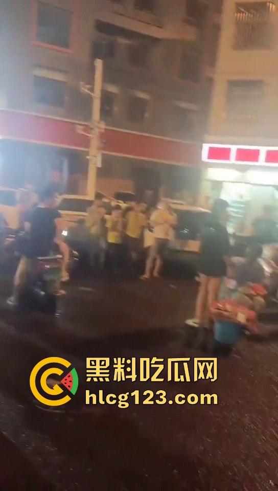 港片看多了吧！海口小姑娘也学抢劫，真以为自己是大哥啊？-8