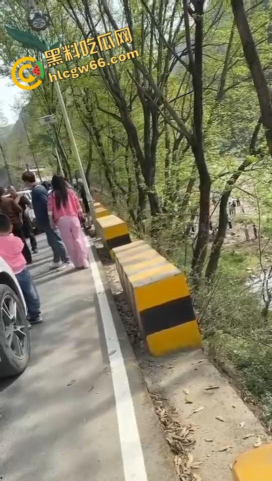 汉中勉县龙湾景区惊现社会姐持械现场,这家伙手里的不是传说中的真理吗?-6