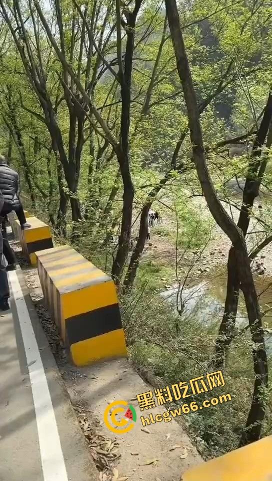 汉中勉县龙湾景区惊现社会姐持械现场,这家伙手里的不是传说中的真理吗?-8