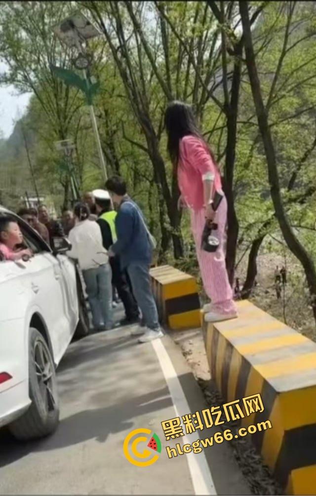 汉中勉县龙湾景区惊现社会姐持械现场,这家伙手里的不是传说中的真理吗?-10