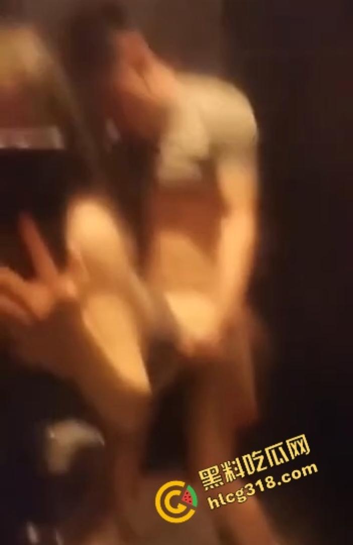 800块摸逼唱歌打炮一条龙，徐州KTV小姐笑嘻嘻进厕所夹着精出来，厕所快餐速战速决真划算！-8