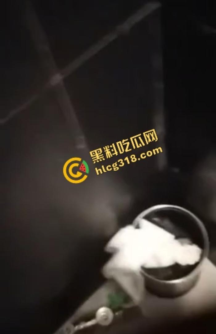 800块摸逼唱歌打炮一条龙，徐州KTV小姐笑嘻嘻进厕所夹着精出来，厕所快餐速战速决真划算！-9