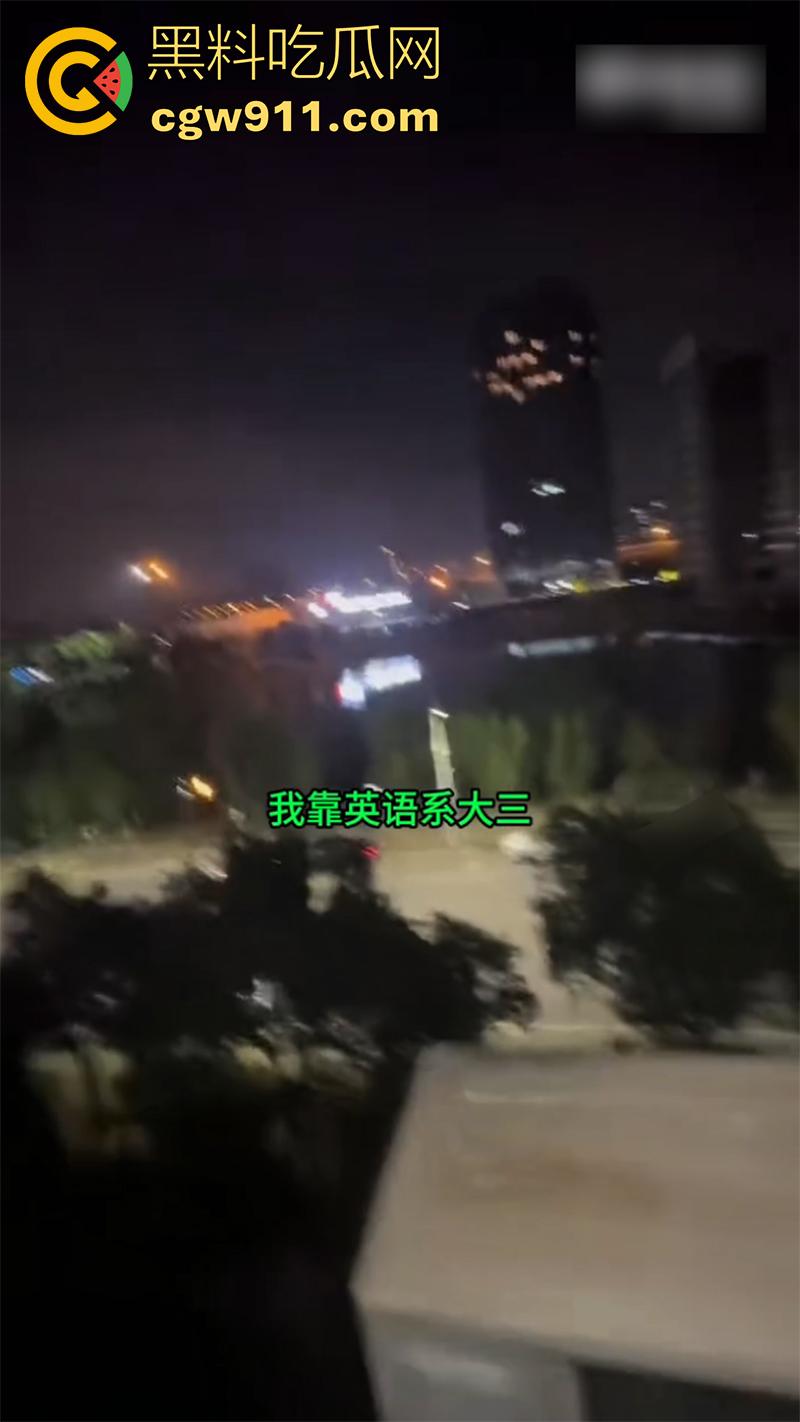 开迈巴赫出轨女大学生，被老婆捉奸喊打，其他学生妹看到大喊：我也想坐！开这车不找学生妹，真是白买了！-3