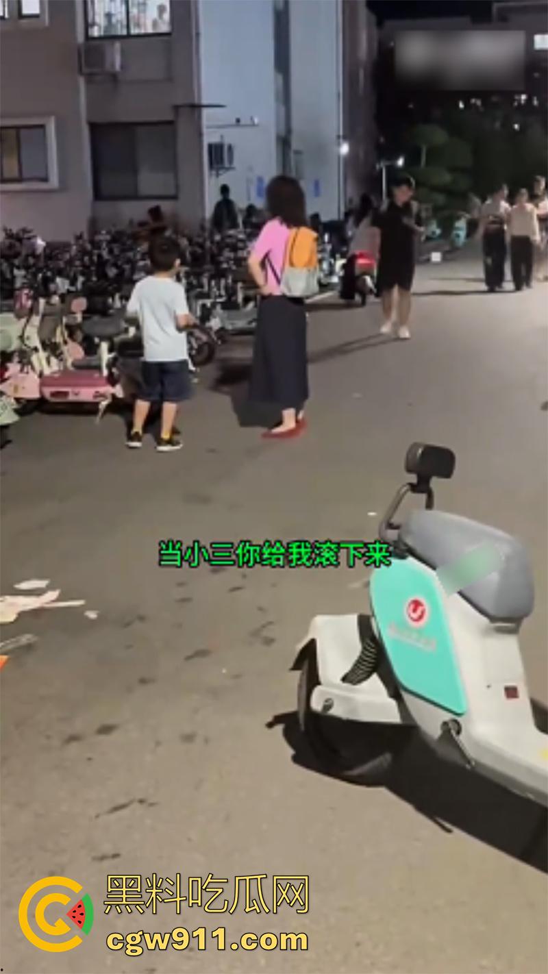 开迈巴赫出轨女大学生，被老婆捉奸喊打，其他学生妹看到大喊：我也想坐！开这车不找学生妹，真是白买了！-5