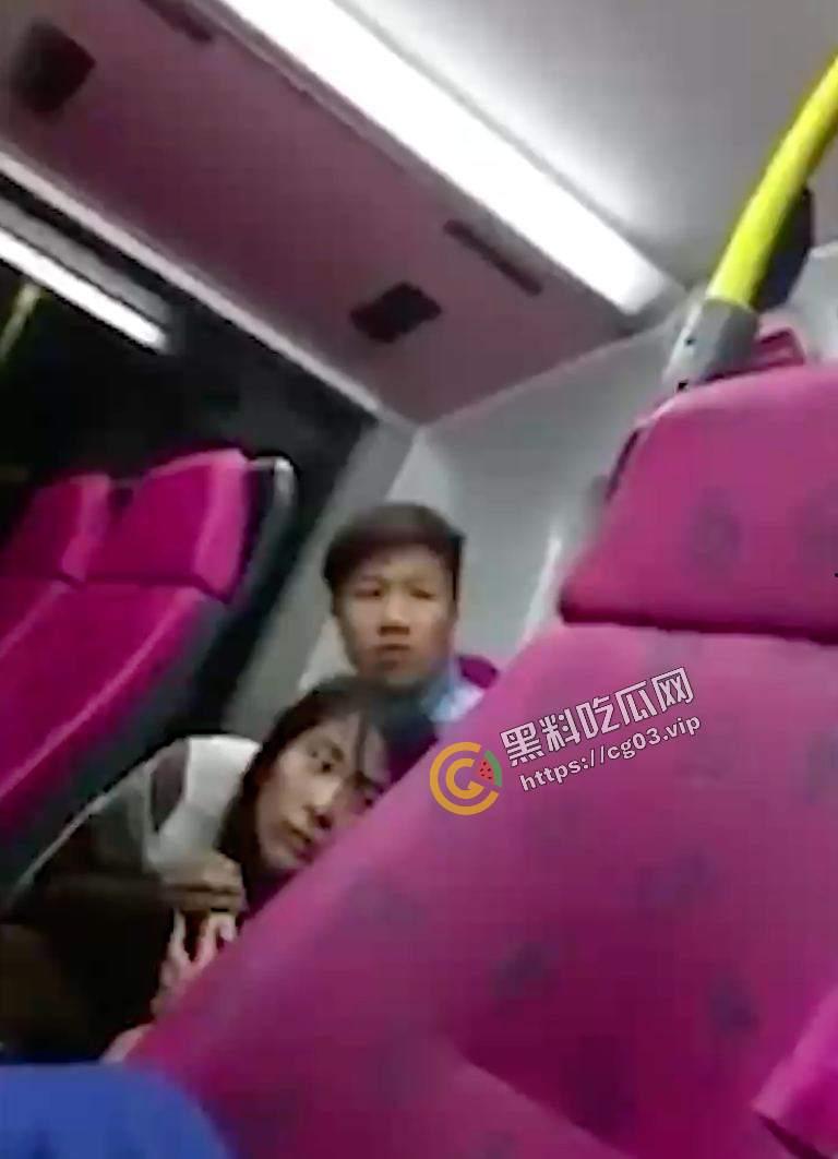 情侣高铁上面直接开扣 扣完还不忘记闻一下  滂臭！-2