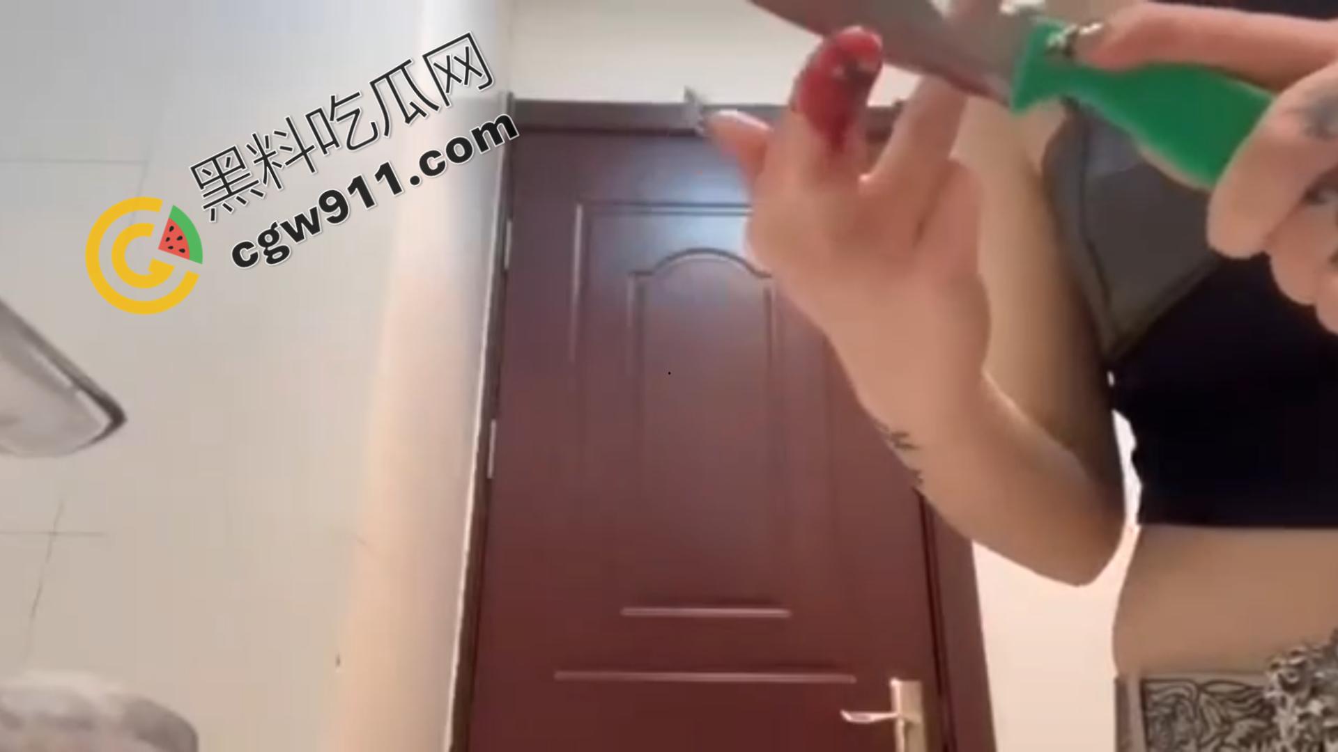 血腥现场：女子冷静切断手指，鲜血横流，血肉模糊，恐怖画面令观众毛骨悚然！-4