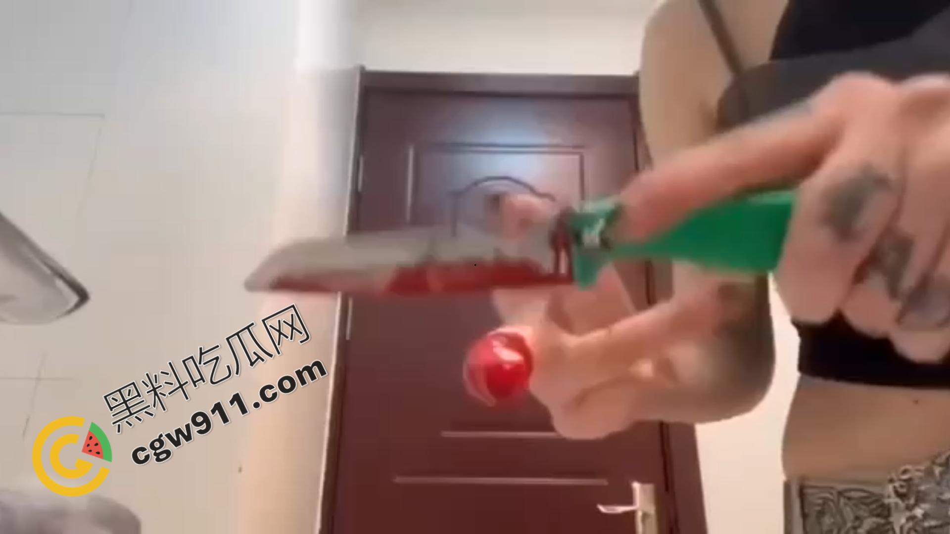 血腥现场：女子冷静切断手指，鲜血横流，血肉模糊，恐怖画面令观众毛骨悚然！-5