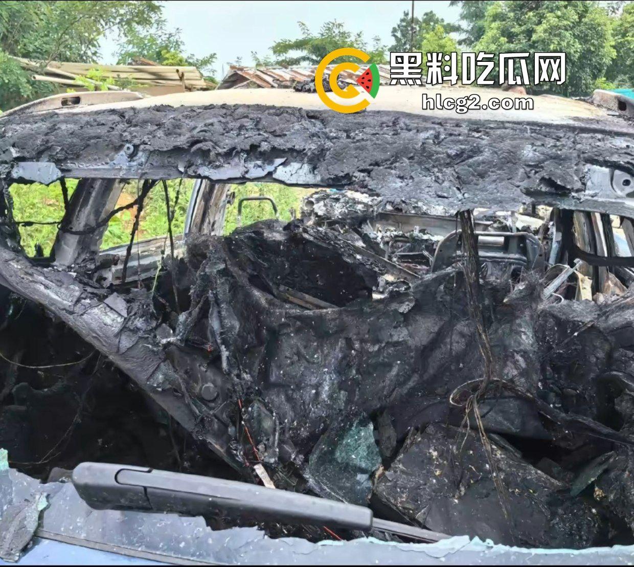 四川成都宝马新能源电车自燃事件！男子超速撞上安全岛 车毁人亡 瞬间火葬当场！-9