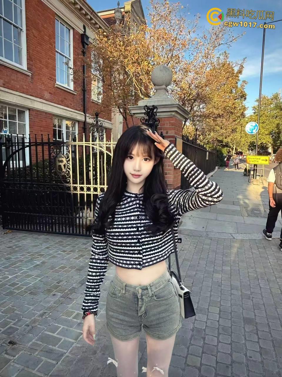 姐姐穿上吊带豹纹黑丝，猫爪拍微调亲姐姐，轻度调教让姐姐体验到了从未有过的感觉，女上骑乘还把姐姐弄潮喷了！-1