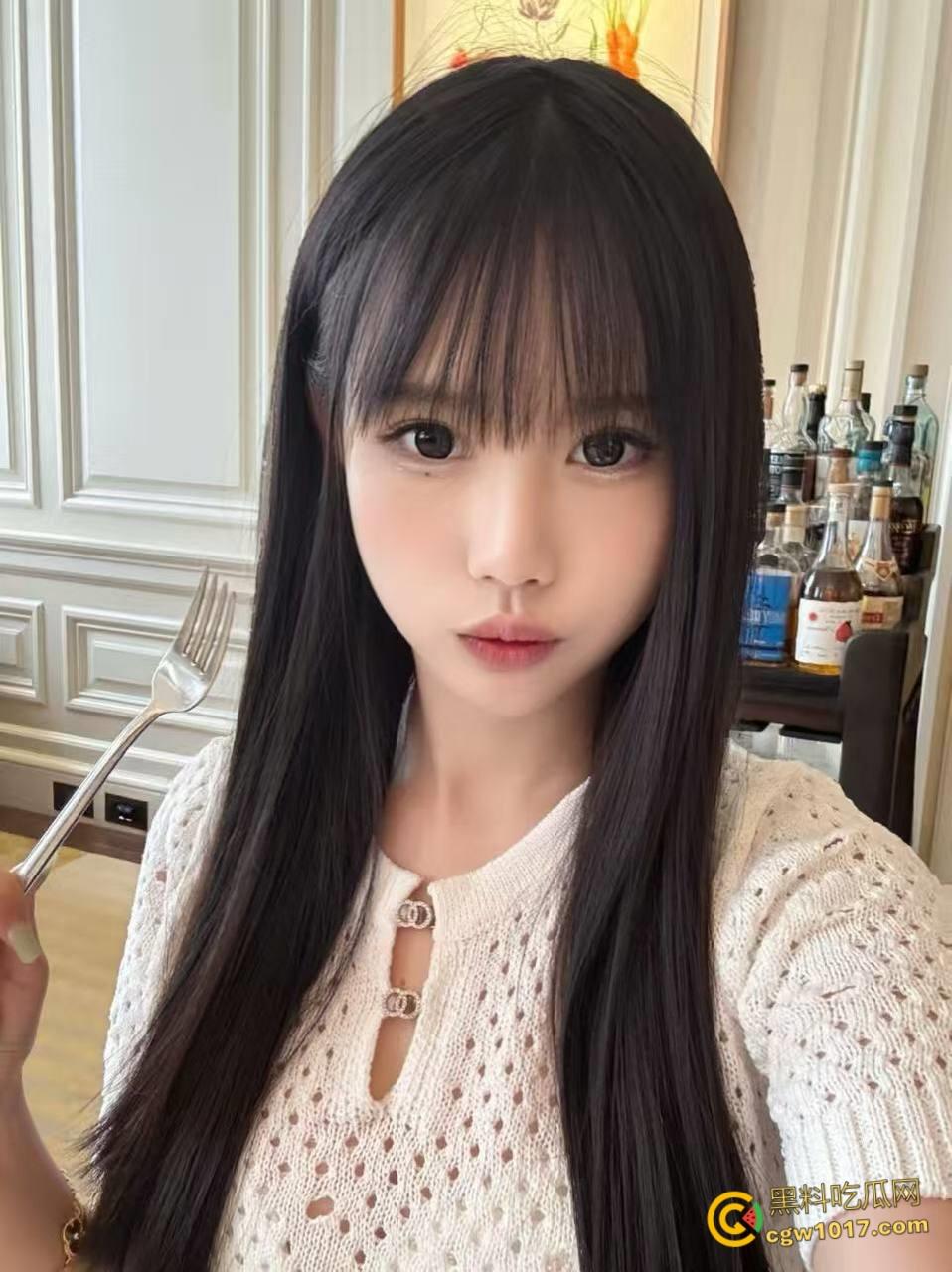 姐姐穿上吊带豹纹黑丝，猫爪拍微调亲姐姐，轻度调教让姐姐体验到了从未有过的感觉，女上骑乘还把姐姐弄潮喷了！-3