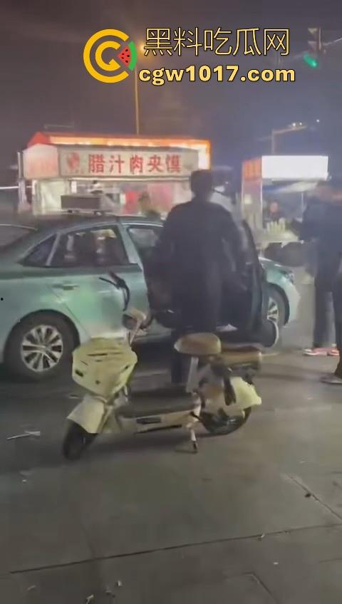 训洋狗还得是东北人！老外夜市耍流氓被东北大汉暴揍，从车里拽出来，拳打脚踢轮番上场，看得人是真解气！-1