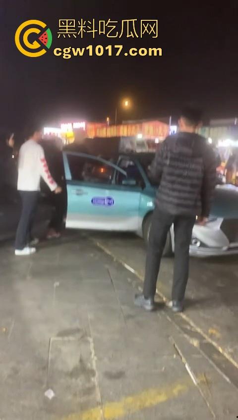 训洋狗还得是东北人！老外夜市耍流氓被东北大汉暴揍，从车里拽出来，拳打脚踢轮番上场，看得人是真解气！-8