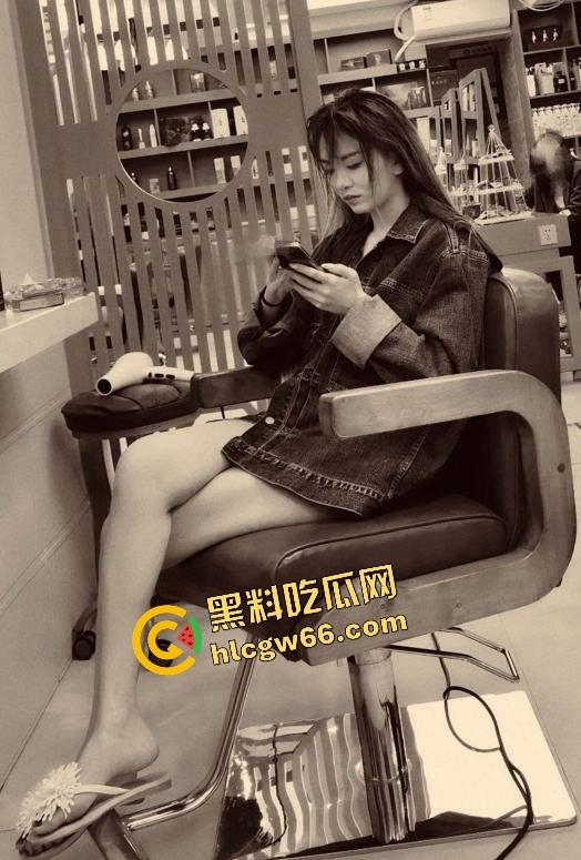 哈尔滨骚同事变母狗背夫偷操半年，这次带友3P插烂骚穴，调教成胯下贱狗射嘴里关笼子！-2