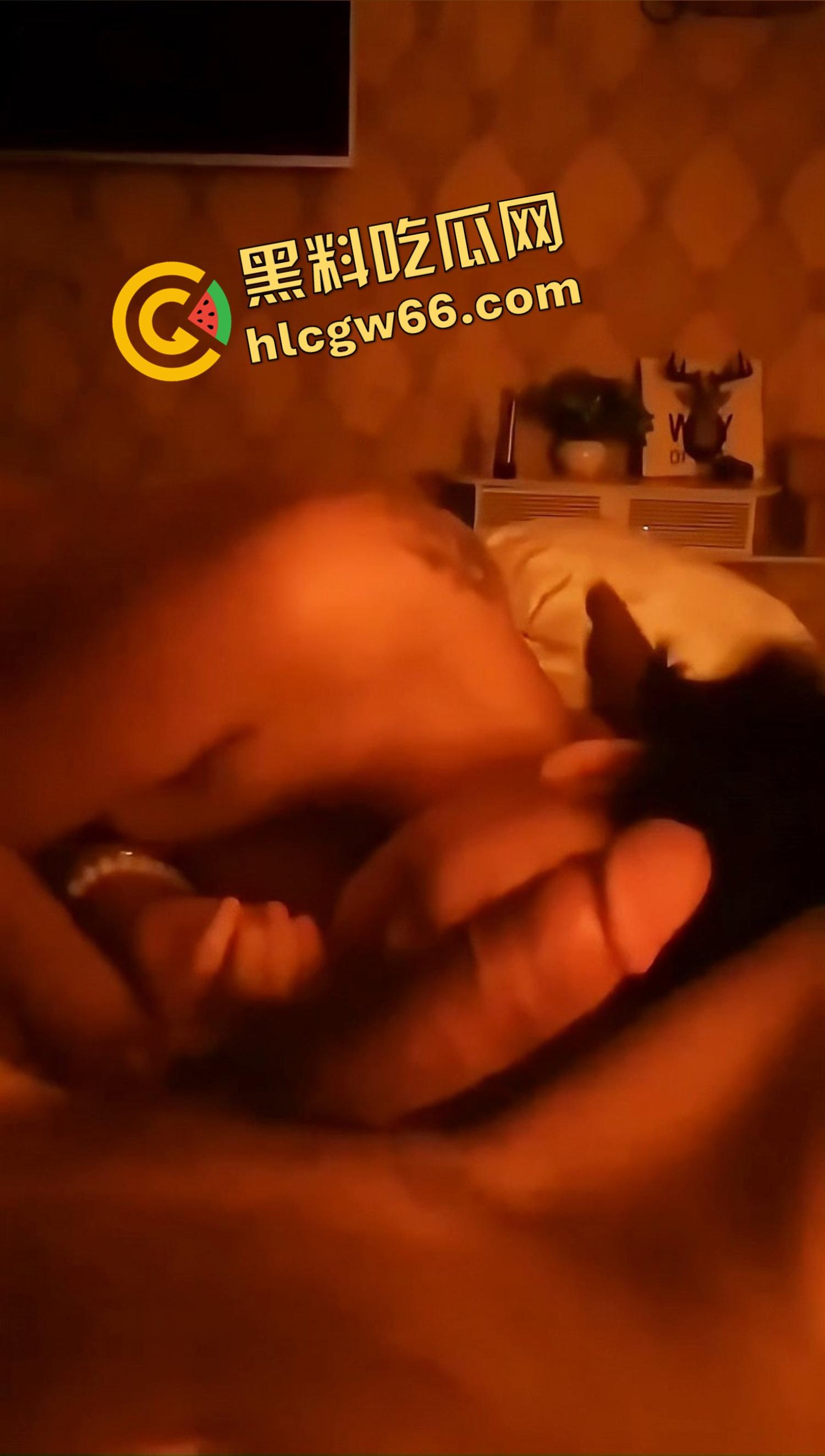 哈尔滨骚同事变母狗背夫偷操半年，这次带友3P插烂骚穴，调教成胯下贱狗射嘴里关笼子！-12