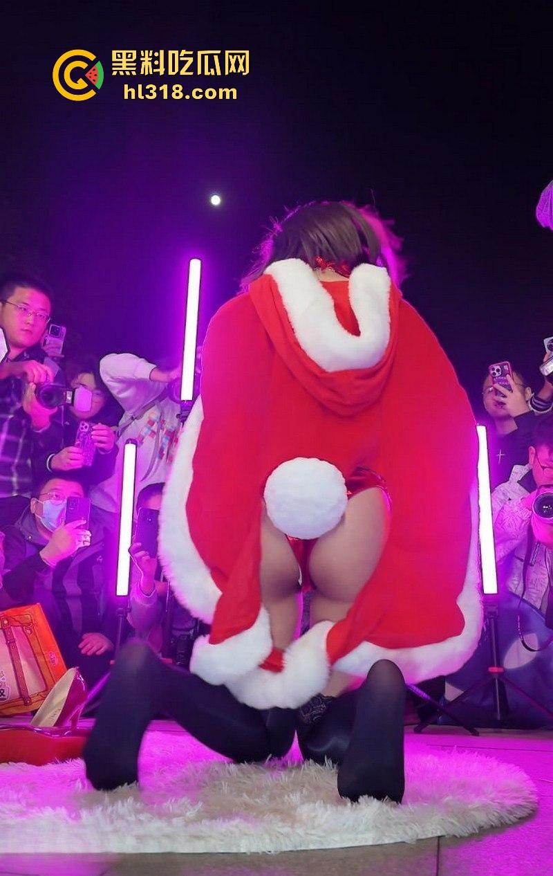 广州萤火虫漫展，高颜值cos女神大胆露臀套装惊艳全场，神级运镜捕捉，每一寸撩人曲线，令人心动不已！-1