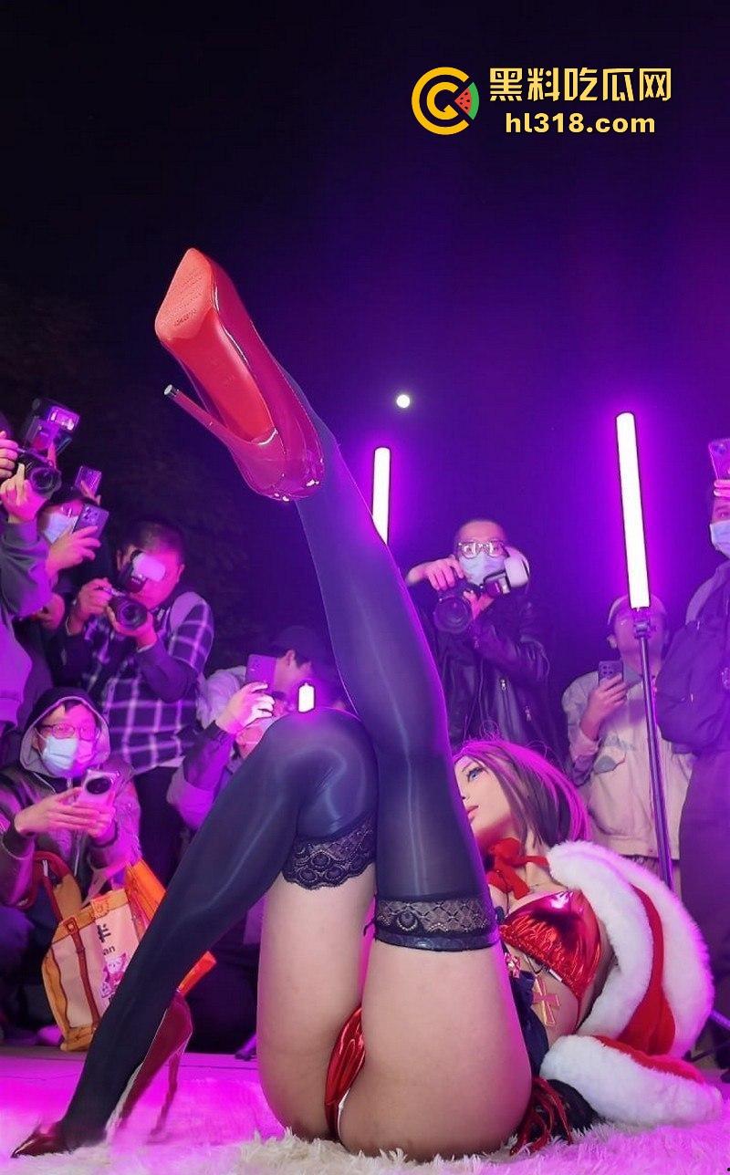 广州萤火虫漫展，高颜值cos女神大胆露臀套装惊艳全场，神级运镜捕捉，每一寸撩人曲线，令人心动不已！-3