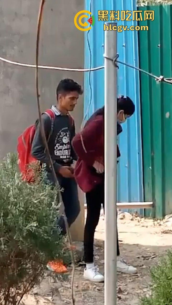 印度街头年轻小哥露天吃快餐 后入内射口交全套服务十分钟解决-4