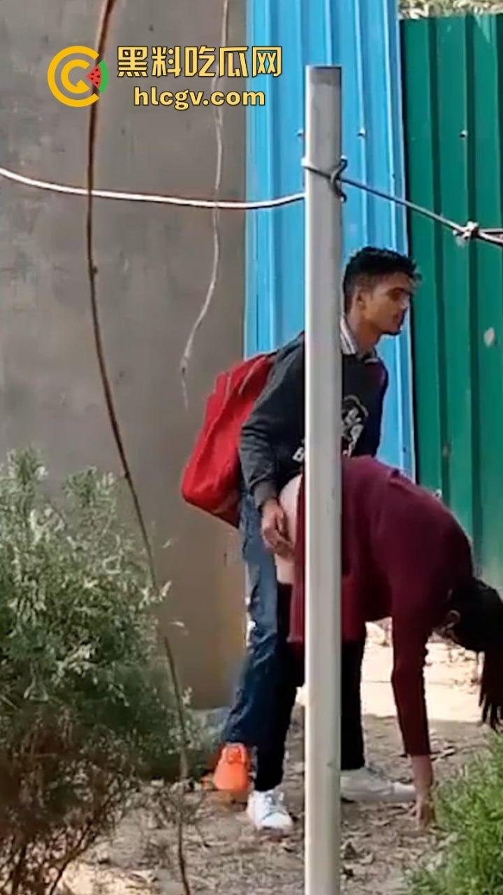 印度街头年轻小哥露天吃快餐 后入内射口交全套服务十分钟解决-8