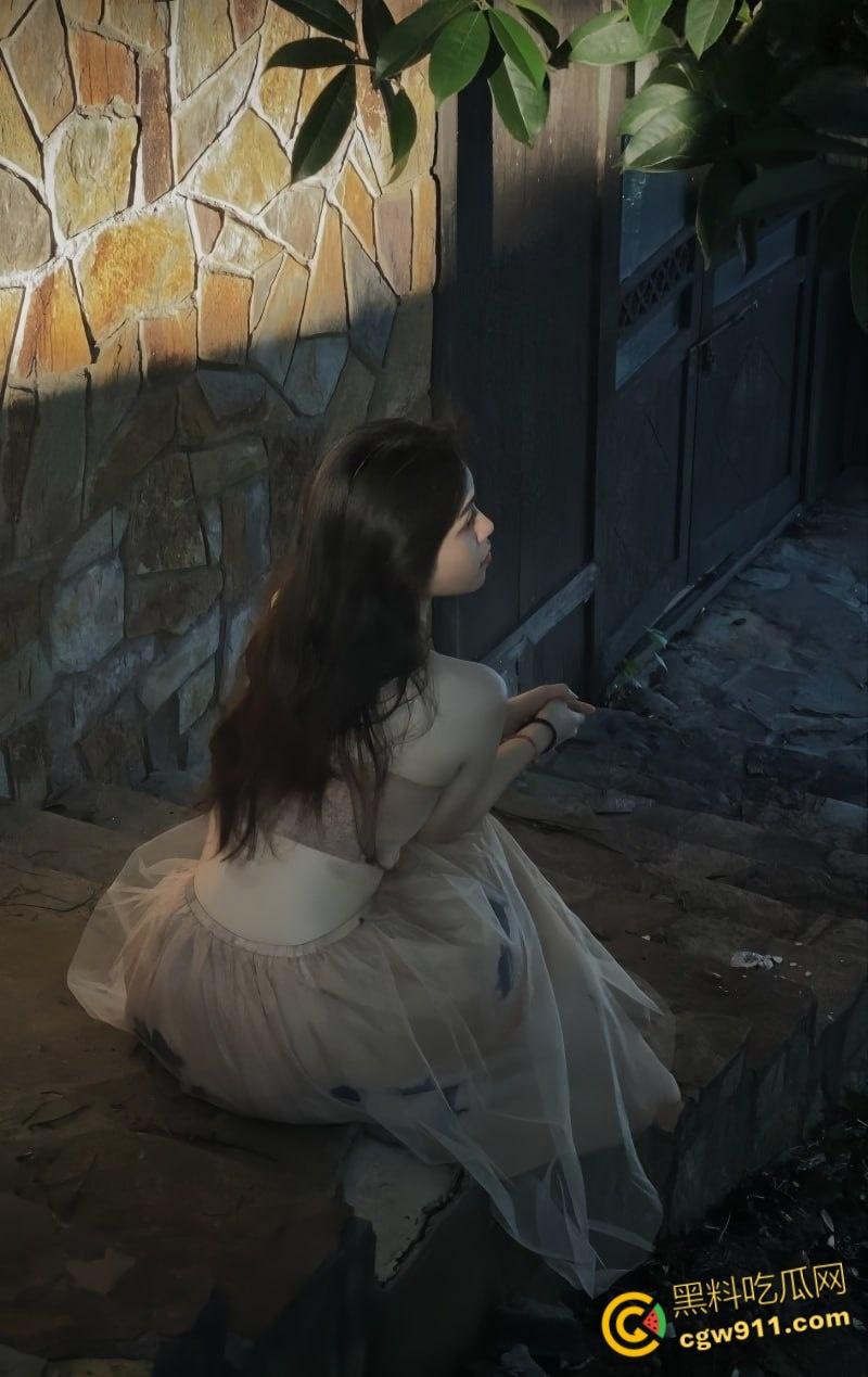 济南大学清纯嫩妹【宋雅欣】，高颜值极品身材，情趣黑丝诱人至极，出租房对镜后入，白嫩肥臀被疯狂打桩！-4