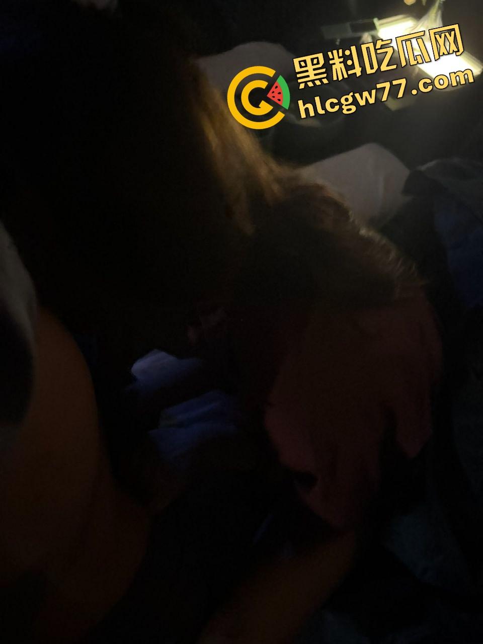 南昌传媒学院极品骚女【江婉璃】喷水到床垫透底，小穴撑成屌模，全校走一圈淫水一路滴！-18