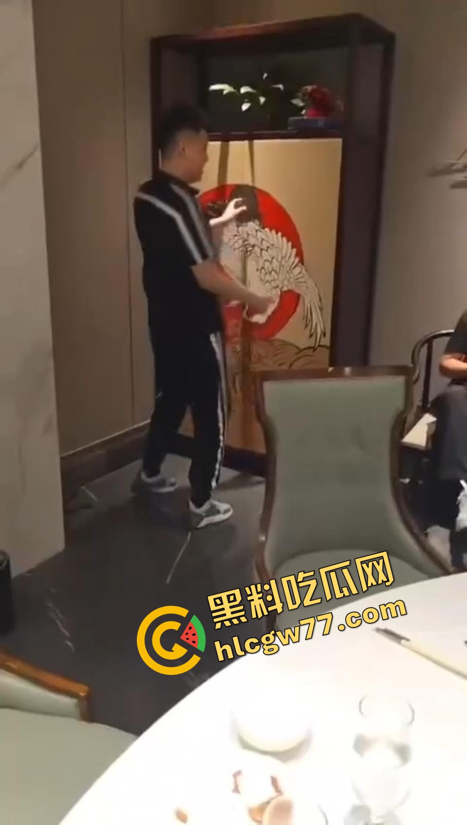 辽宁精神小伙聚会，妹子全裸藏柜子开场，饭局后全员直奔酒店，5人大乱斗场面淫荡无比！-1