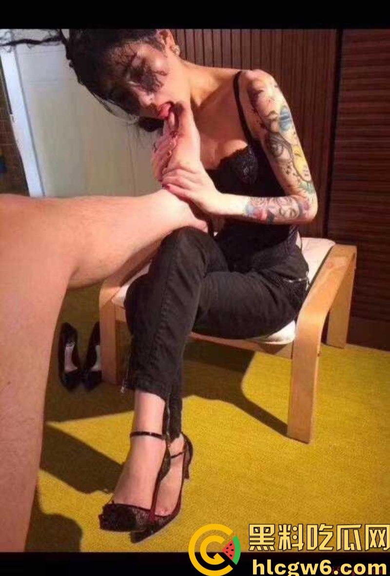 北京富婆贱母狗【汪丽颖】疾迷sm调教 激情邀请男人上门调教 主动舔脚操屁眼 聊天记录超骚！-15