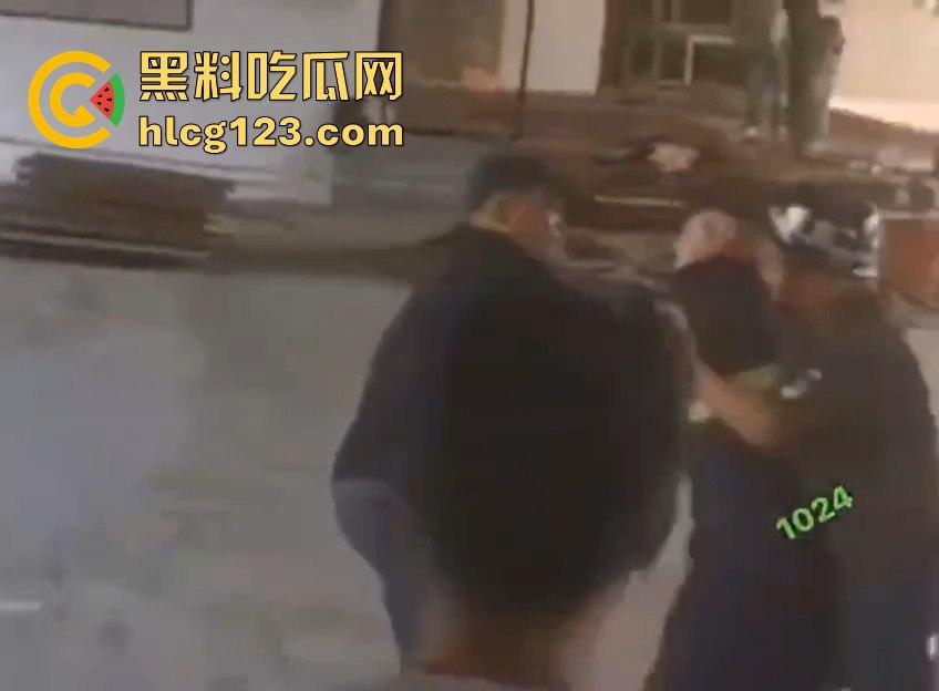 家长进校门与保安爆发冲突，叉杆怒砸头！深圳学校保安情绪失控惹大祸！-5