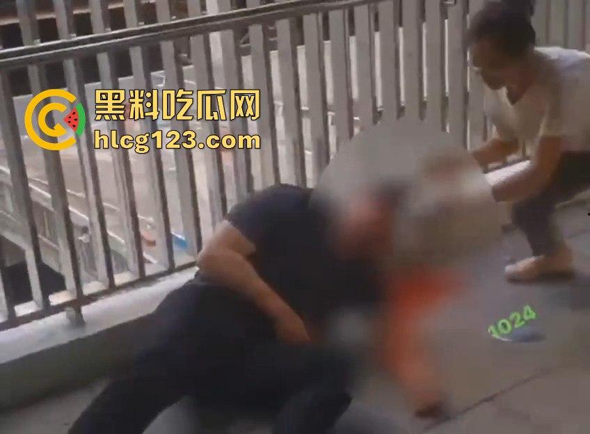 家长进校门与保安爆发冲突，叉杆怒砸头！深圳学校保安情绪失控惹大祸！-8