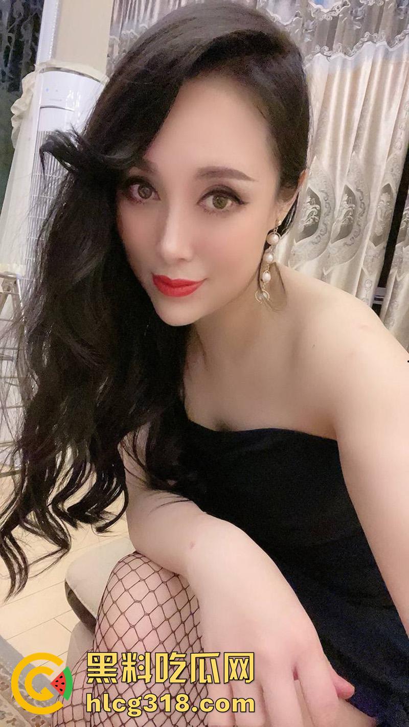 沈阳罗曼达商K极品骚妇【平姐】，靠快手擦边秀黑丝美腿，包厢约炮客人啪啪，据说骚逼还有老公呢！-4