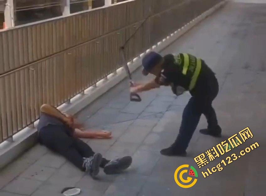 家长进校门与保安爆发冲突，叉杆怒砸头！深圳学校保安情绪失控惹大祸！-16