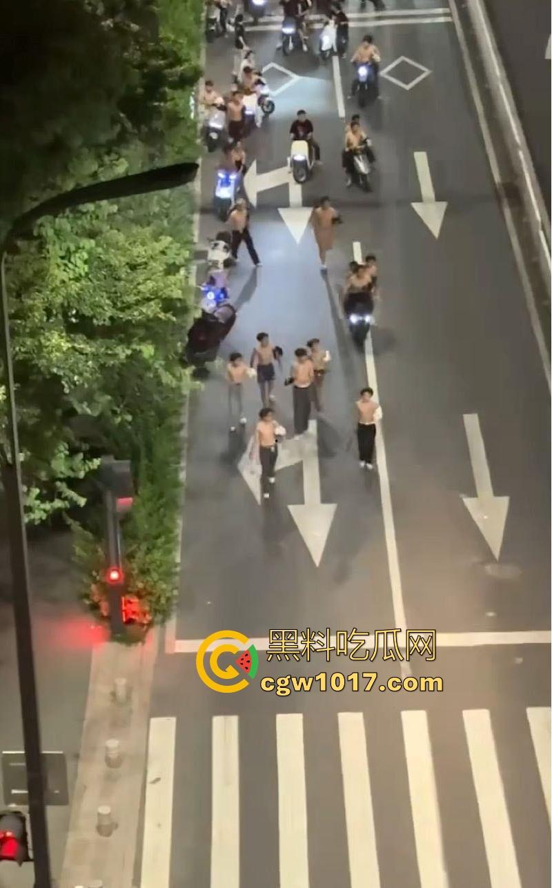 深夜街头惊现帮派斗争！赤裸染发精神小伙携带棍棒骑着鬼火到场，飞车撞人拳拳到肉血拼到底，完全不输电影场面！-6