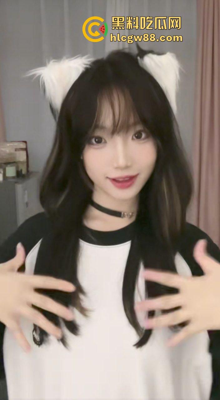 抖音反差嫩妹骚婊【相咕烧麦】化身洛丽塔女仆淫荡吃鸡，私人影院做爱无套内射白浆涌出！-4