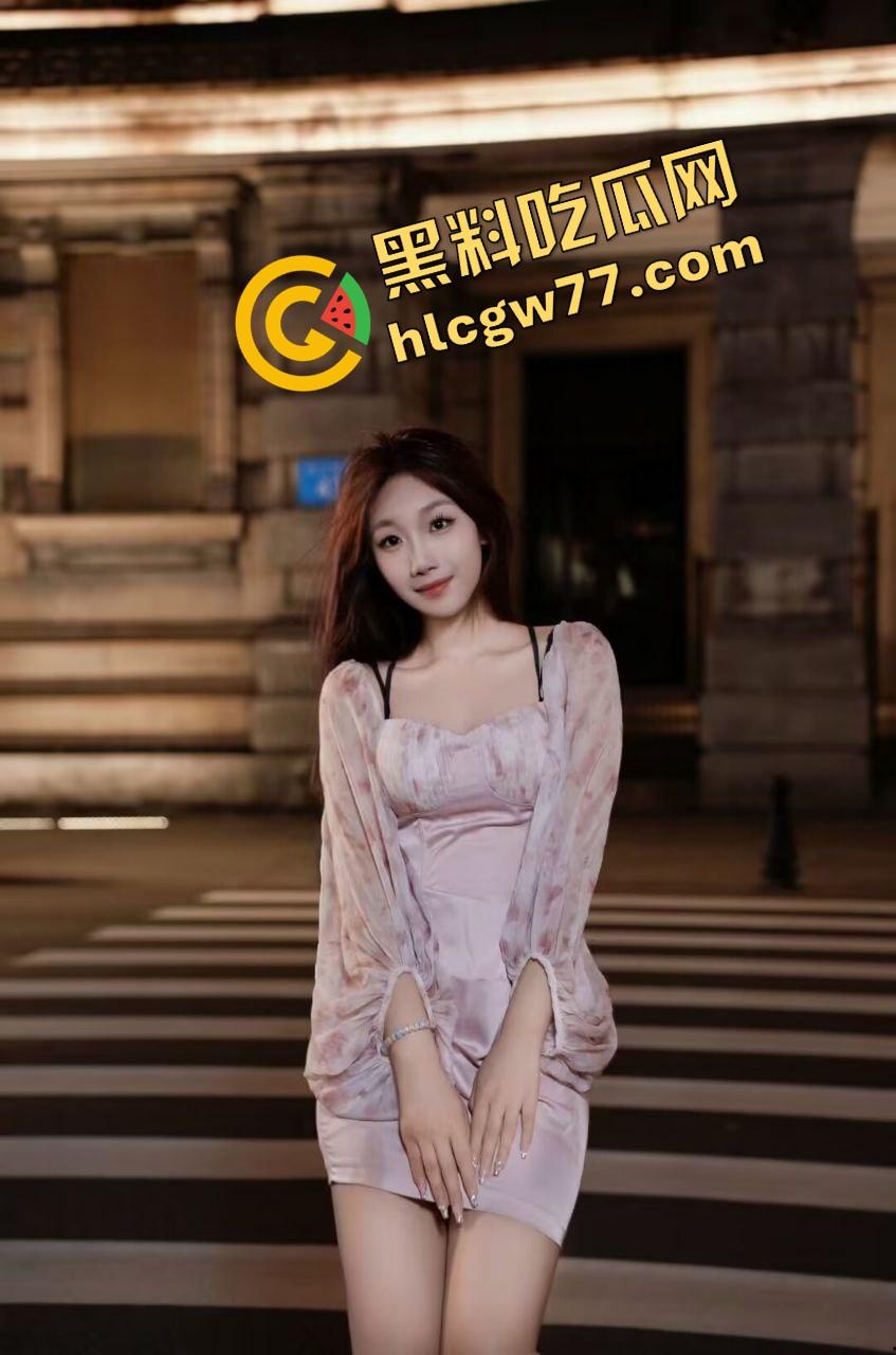 低俗直播恶趣味，妹子真空擦地板边漏奶边扭，弹幕全在喊再蹲低点，这年头女的玩的都开！-4